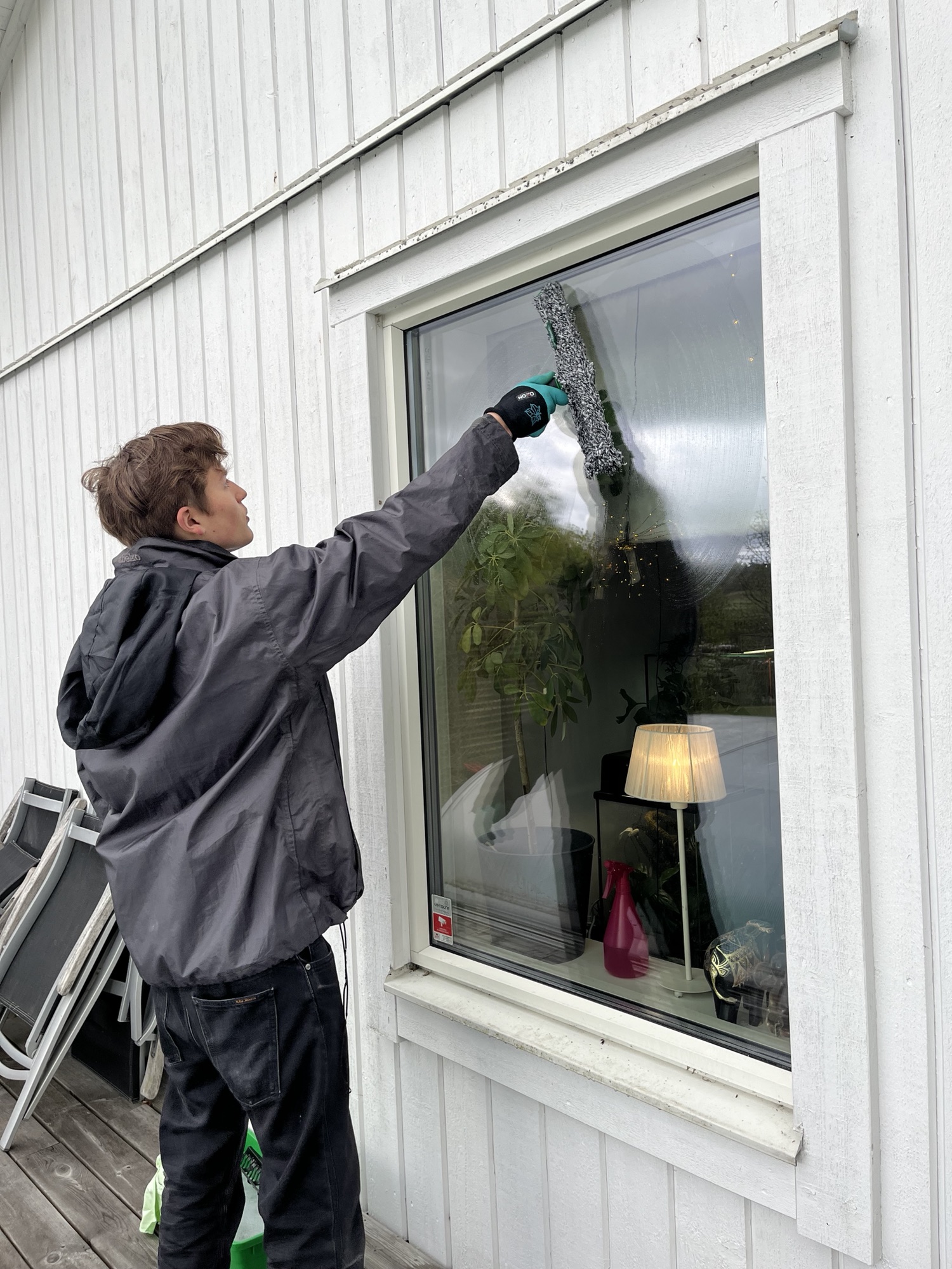Berga Fönsterputs putsar fönster med professionell utrustning