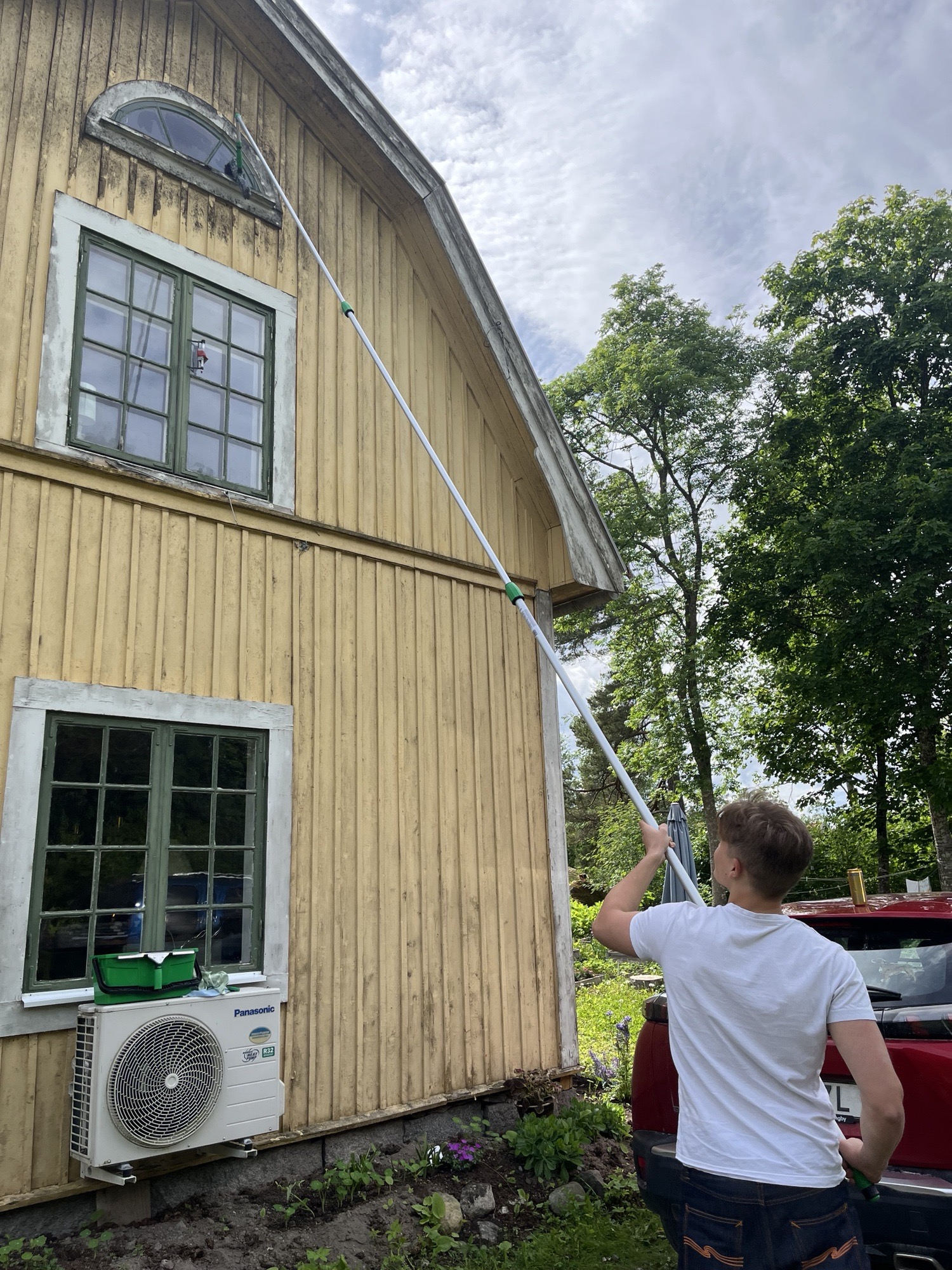 Berga Fönsterputs rengör höga fönster på ett trähus